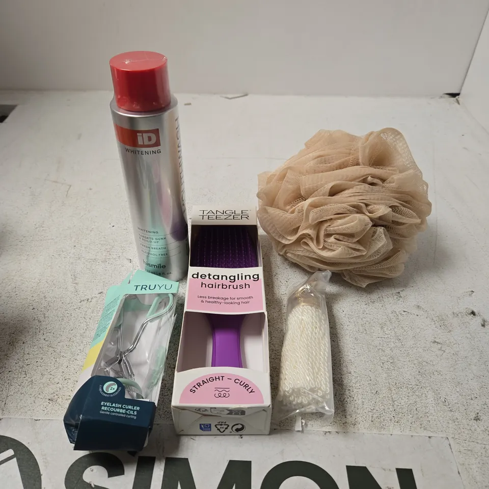 APPROXIMATELY 10 ASSORTED HEALTH & BEAUTY PRODUCTS TO INCLUDE HAIR DYE SHAMPOO, MOUTHWASH, HAIRBRUSH ETC 