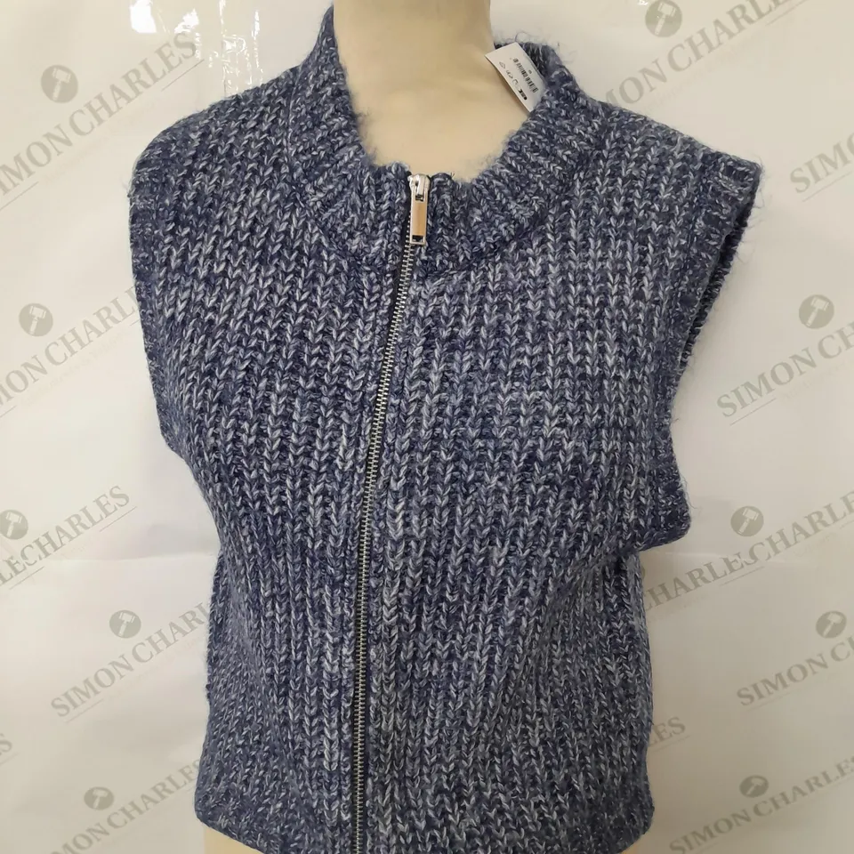 APPROXIMATELY 20 ASSORTED COTTON CLOTHING ITEMS TO INCLUDE SATIN SLEEP SET SIZE XL, STRETCH MOM JEAN SIZE 40EU, STRAPPY BACK CROP TOP SIZE XL, RIB ZIP VEST SIZE S