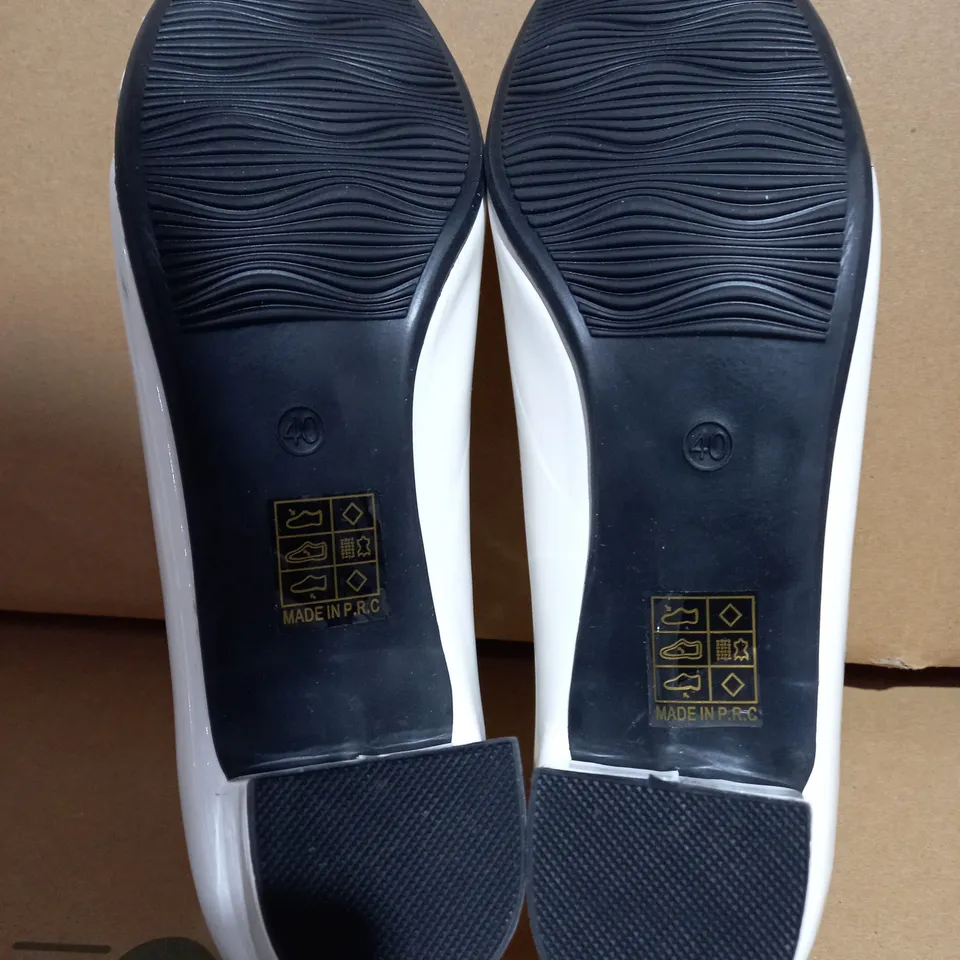 LA BOTTINE SOURIANTE LOW HEEL SHOES - SIZE 7