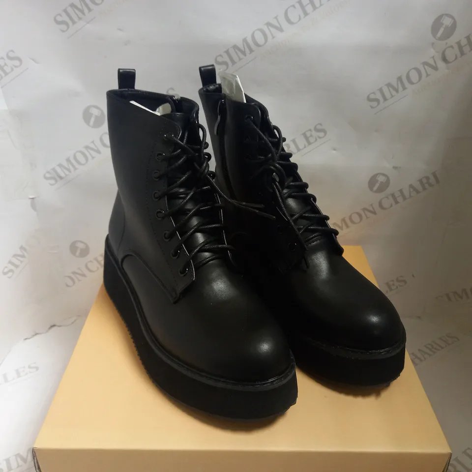 KOI VEGAN HESCOTT LACE UP WAVE BOOTS - BLACK SIZE 6