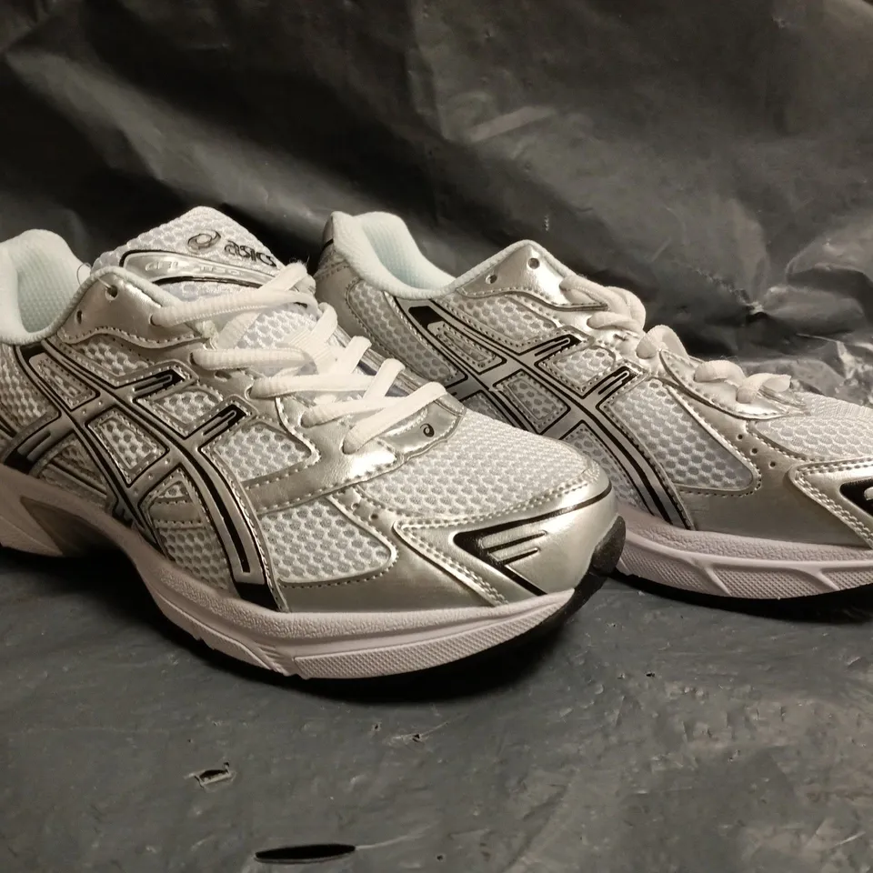 PAIR OF ASICS GEL-1130 TRAINERS IN WHITE/SILVER/BLACK SIZE UK 4.5