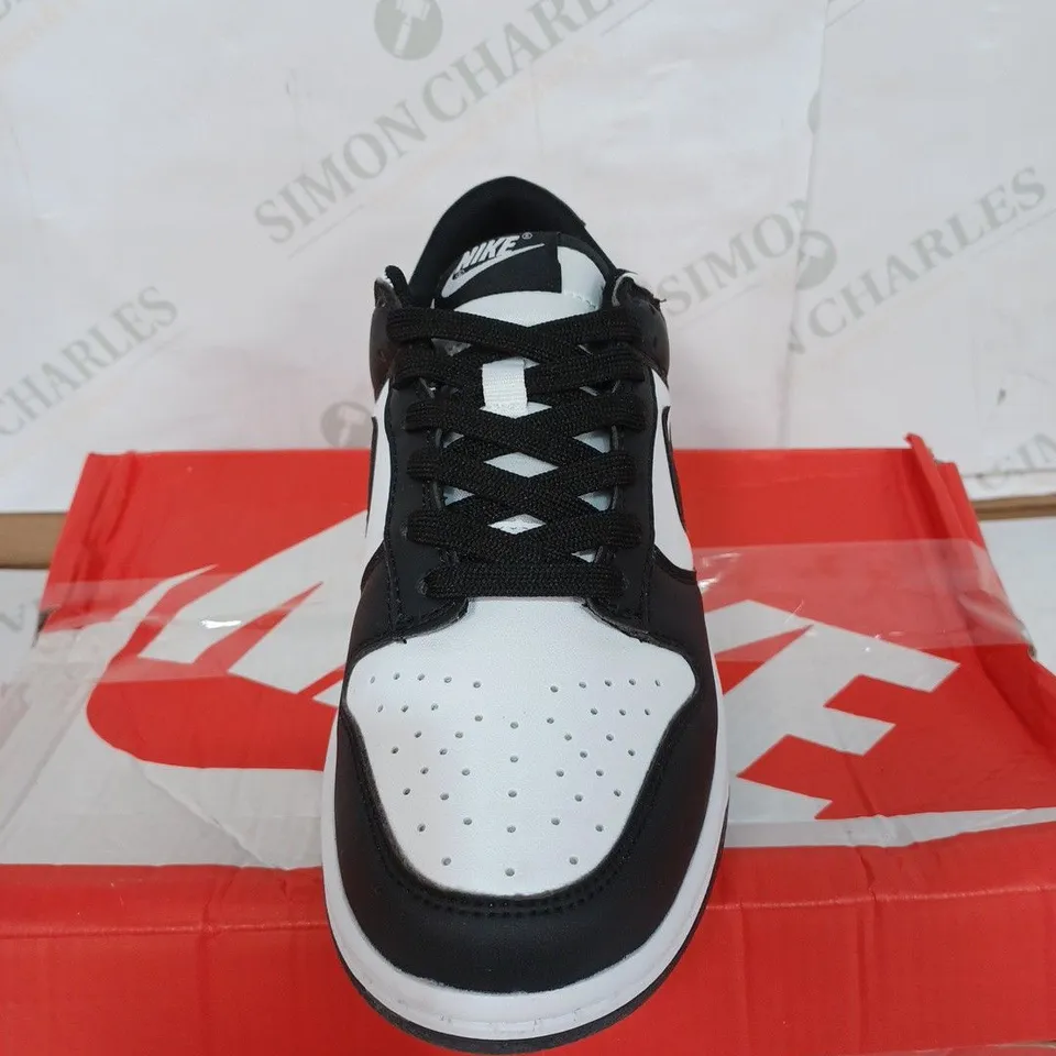 BOXED PAIR OF NIKE SB DUNK LOW PRO QS TRAINERS - BLACK & WHITE / SIZE: 6 UK 