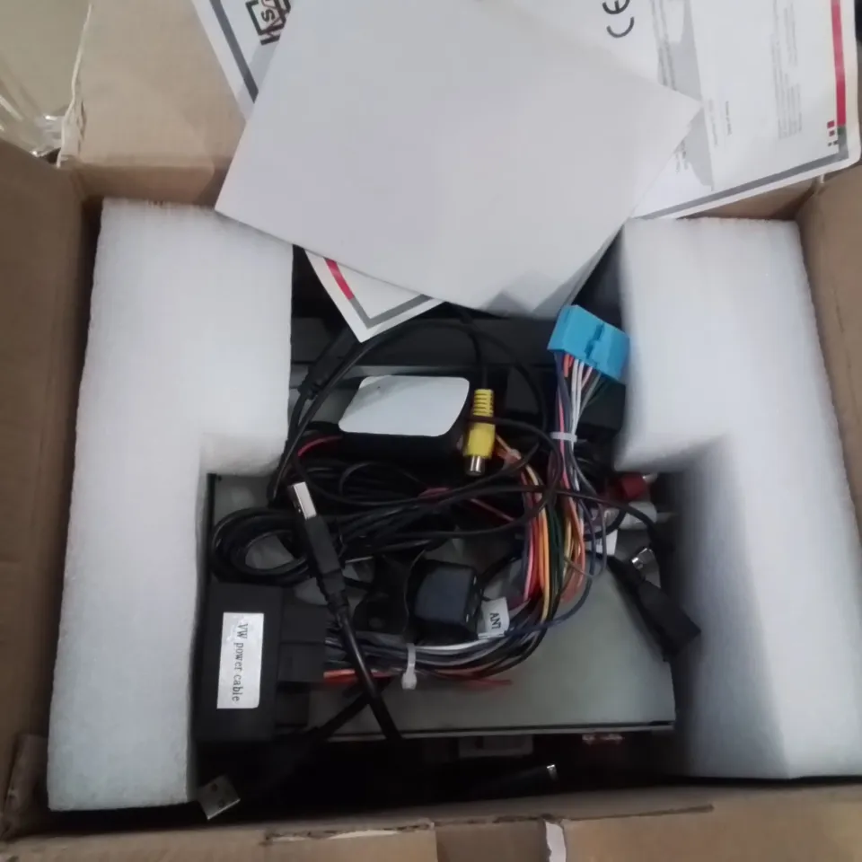 LARGE BOX CONTAINING ASSORTED CAR MULTIMEDIA SYSTEM INTERFACES // MODELS VARY