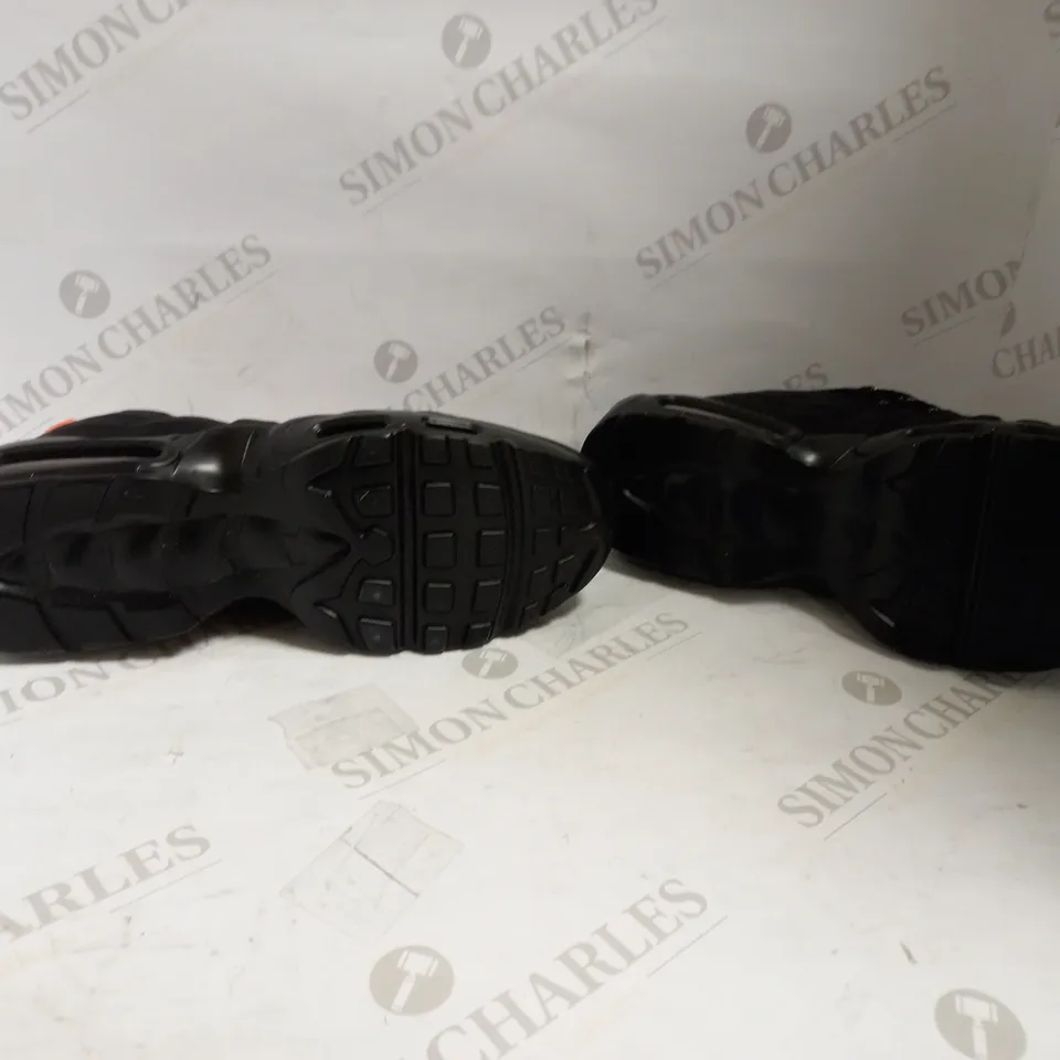 TRAINERS IN THE STYLE OF BLACK/ORANGE NIKE AIRMEX SIZE 43 