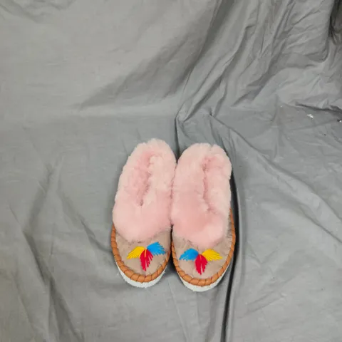 BOX OF APPROXIMATELY 20 PAIRS OF SHOES INCLUDING BROWN SLIP ONS, FLUFFY SLIP ONS AND KIDS SCHOOL SHOES