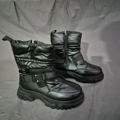 BOXED PAIR OF BLACK PUFFER BOOTS - SIZE 38