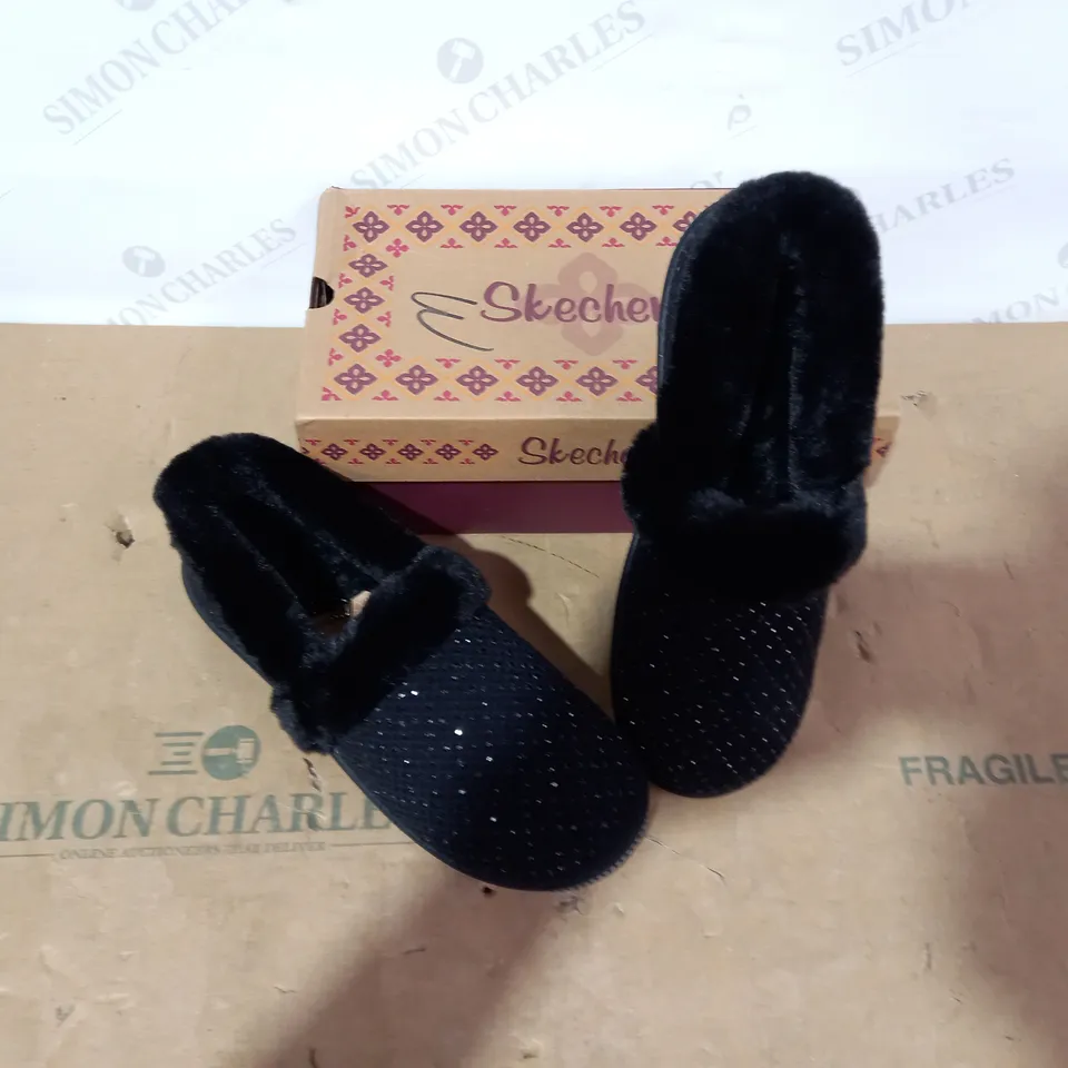 BOXED PAIR OF SKECHERS SLIPPERS - SIZE 8