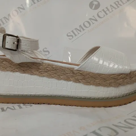 BOXED PAIR OF PRETTY LITTLE THING OPEN TOE FLATFORM SANDALS IN WHITE SIZE 6