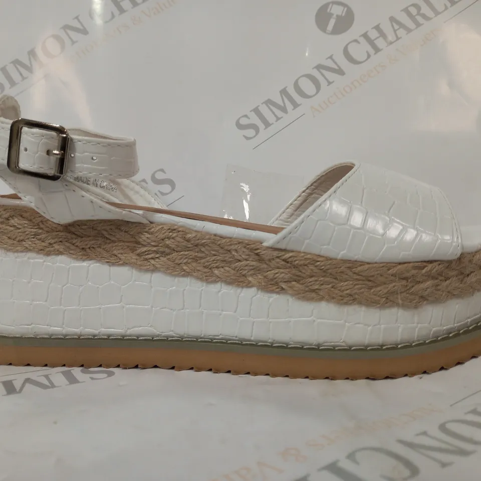 BOXED PAIR OF PRETTY LITTLE THING OPEN TOE FLATFORM SANDALS IN WHITE SIZE 6