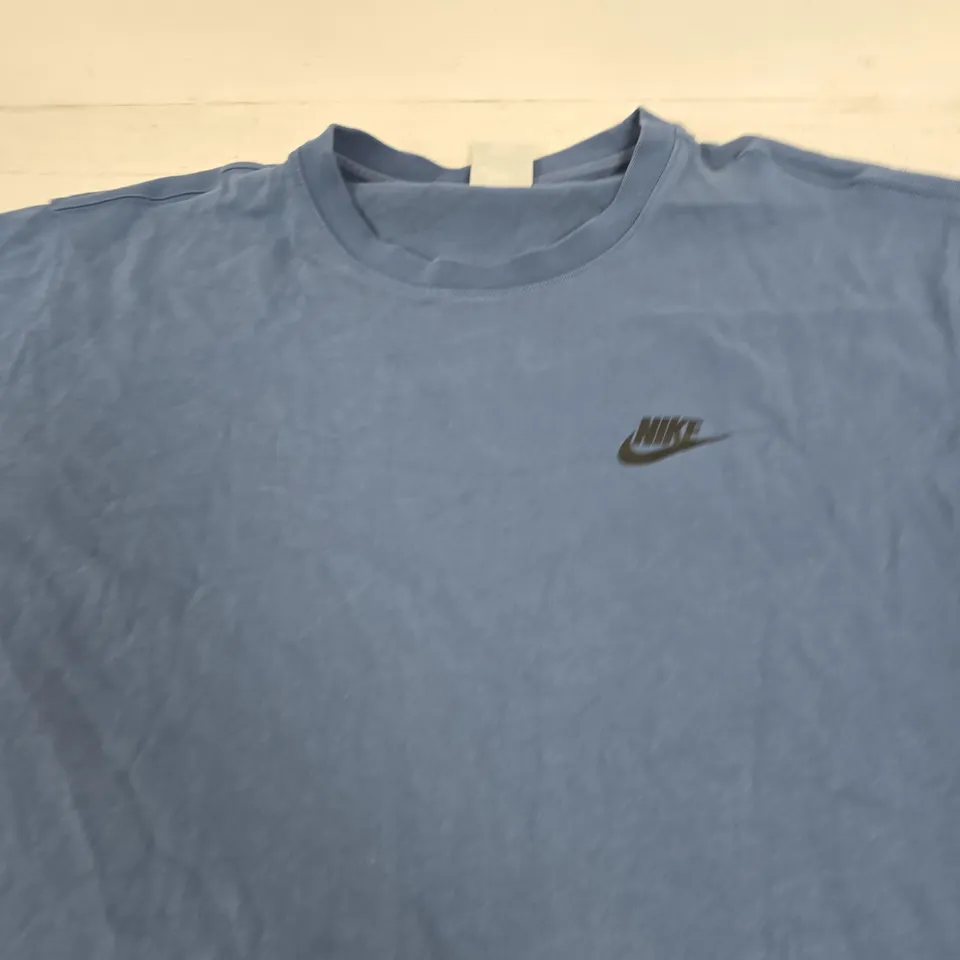 NIKE LOGO TEE - SIZE LARGE 