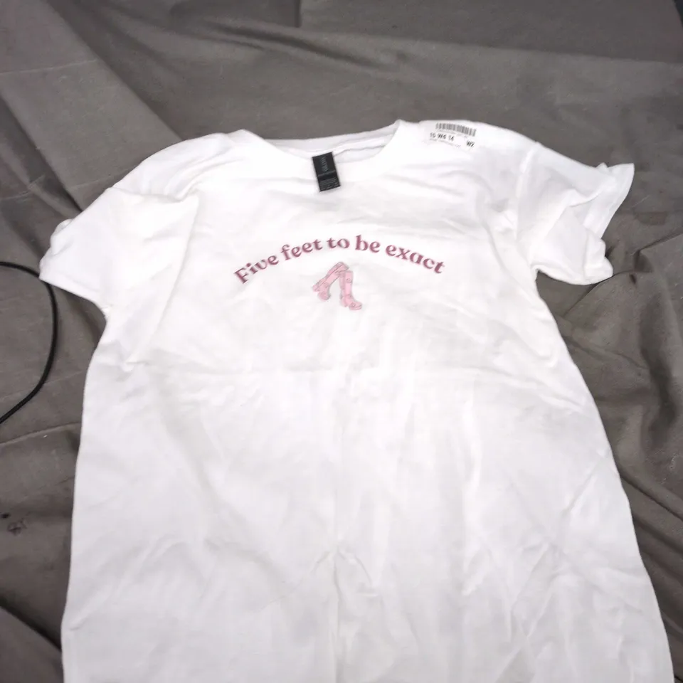GILDAN WHITE T-SHIRT WITH 'FIVE FEET TO BE EXACT' GRAPHIC – YOUTH SIZE
