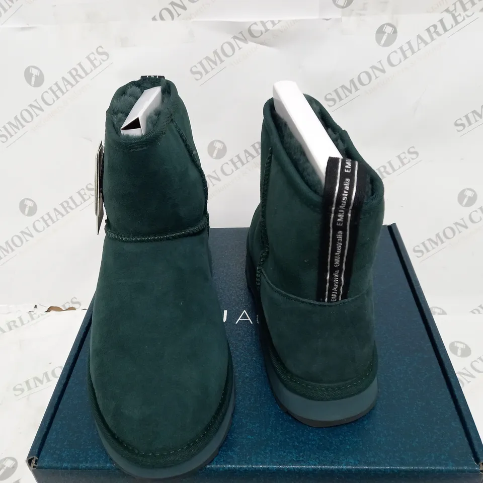 BOXED PAIR OF EMU AUSTRALIA SHARKY MINI BOOTS IN GREEN - UK 7