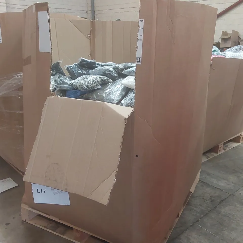 PALLET CONTAINING APPROXIMATELY 500x BRAND NEW ASSORTED DESIGNER CLOTHING ITEMS INCLUDING: JD WILLIAMS TOP, SIMPLY BE BATHING SUIT, DRESSES ECT