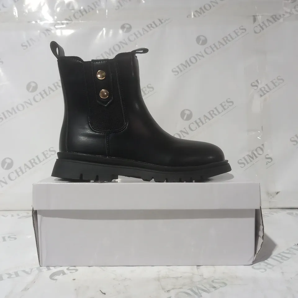 BOXED PAIR OF DESIGNER SIDE-ZIP BOOTS IN BLACK EU SIZE 34