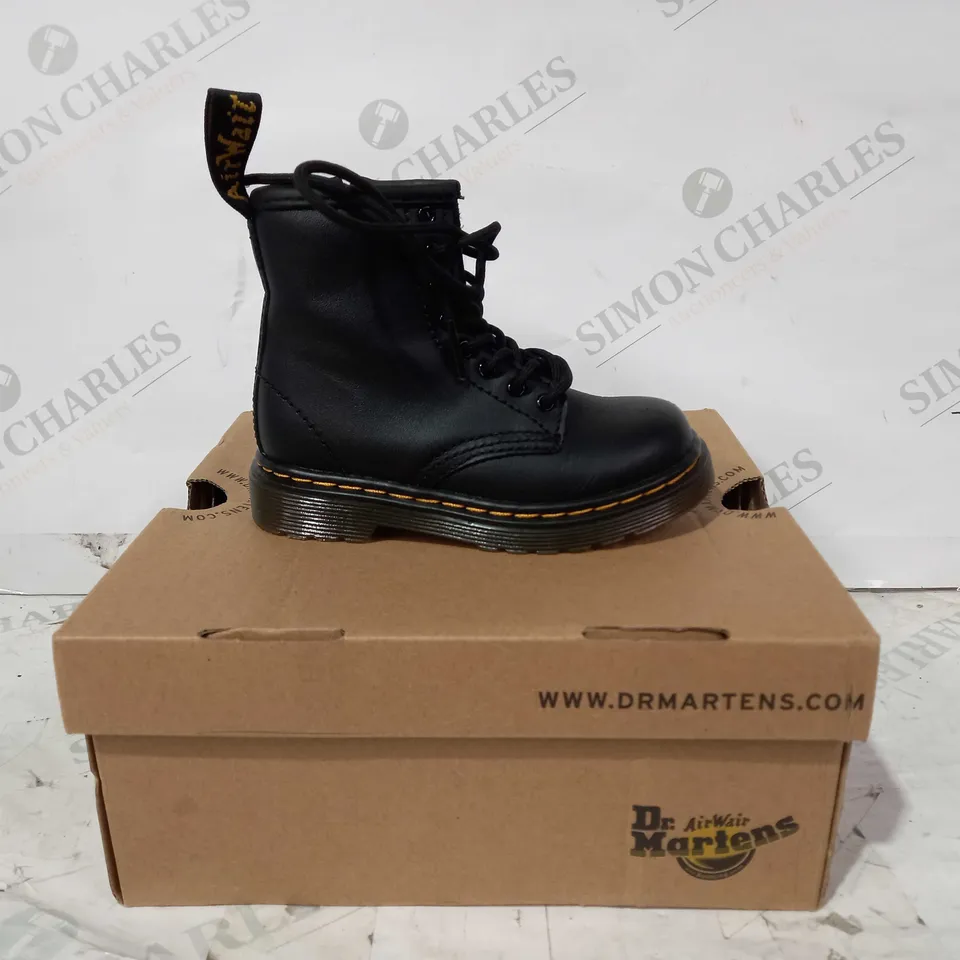BOXED PAIR OF DR MARTENS CHILDREN'S BOOTS IN BLACK UK SIZE 6