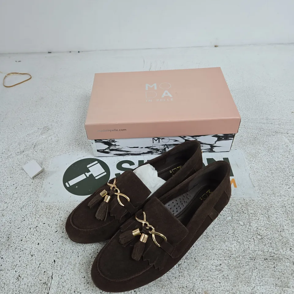 MODA IN PELLE ESSANA BROWN SUEDE CHAIN & TASSEL DETAIL MOCCASIN LOAFERS – UK 6