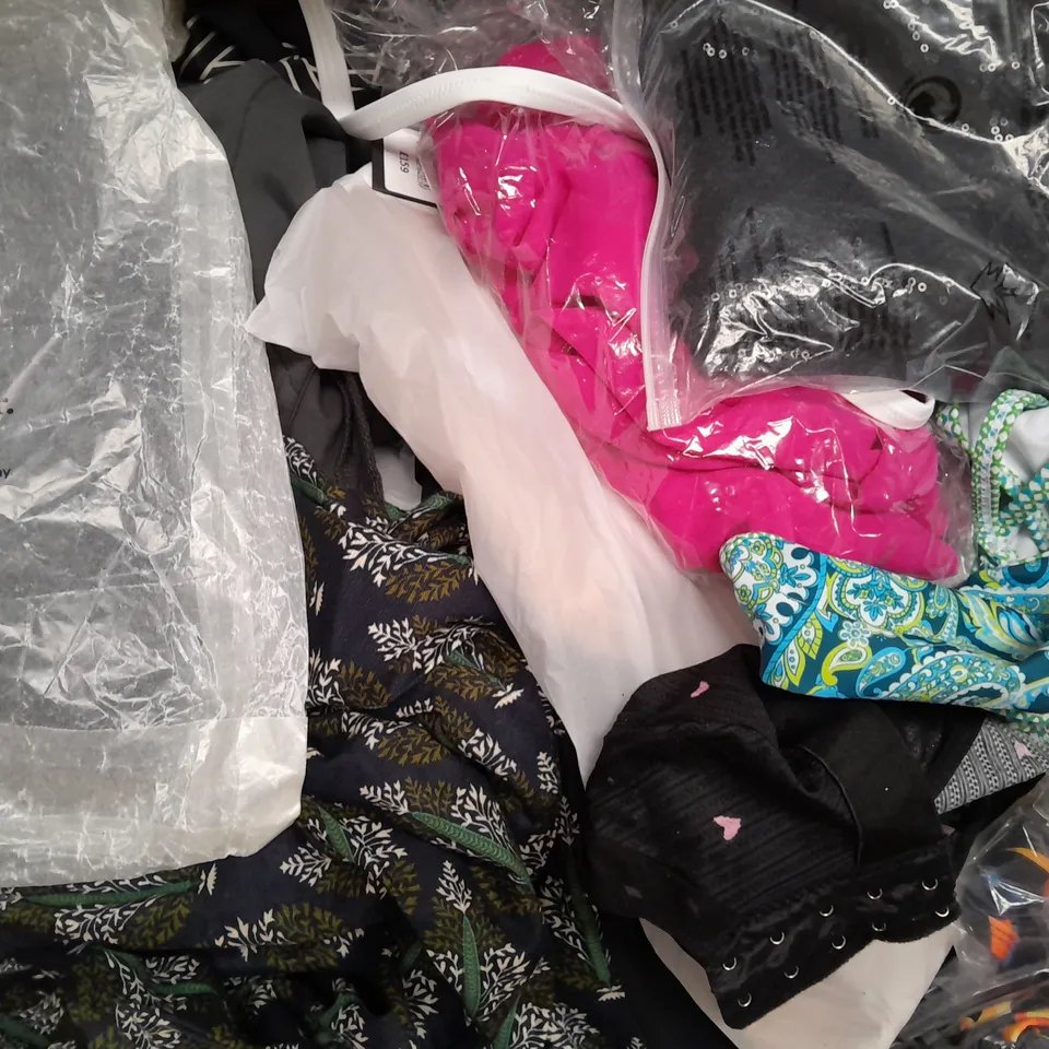 BOX OF APPROXIMATELY 20 ASSORTED CLOTHING AND FASHION ITEMS IN VARIOUS STYLES, SIZES, AND COLOURS - COLLECTION ONLY