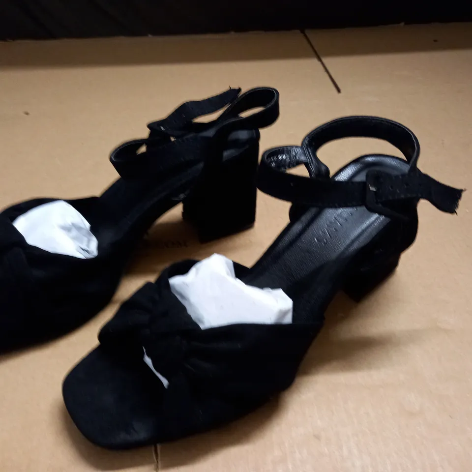 JD WILLIAMS BLOCK KEELED STRAPPY SHOES - UK 5E