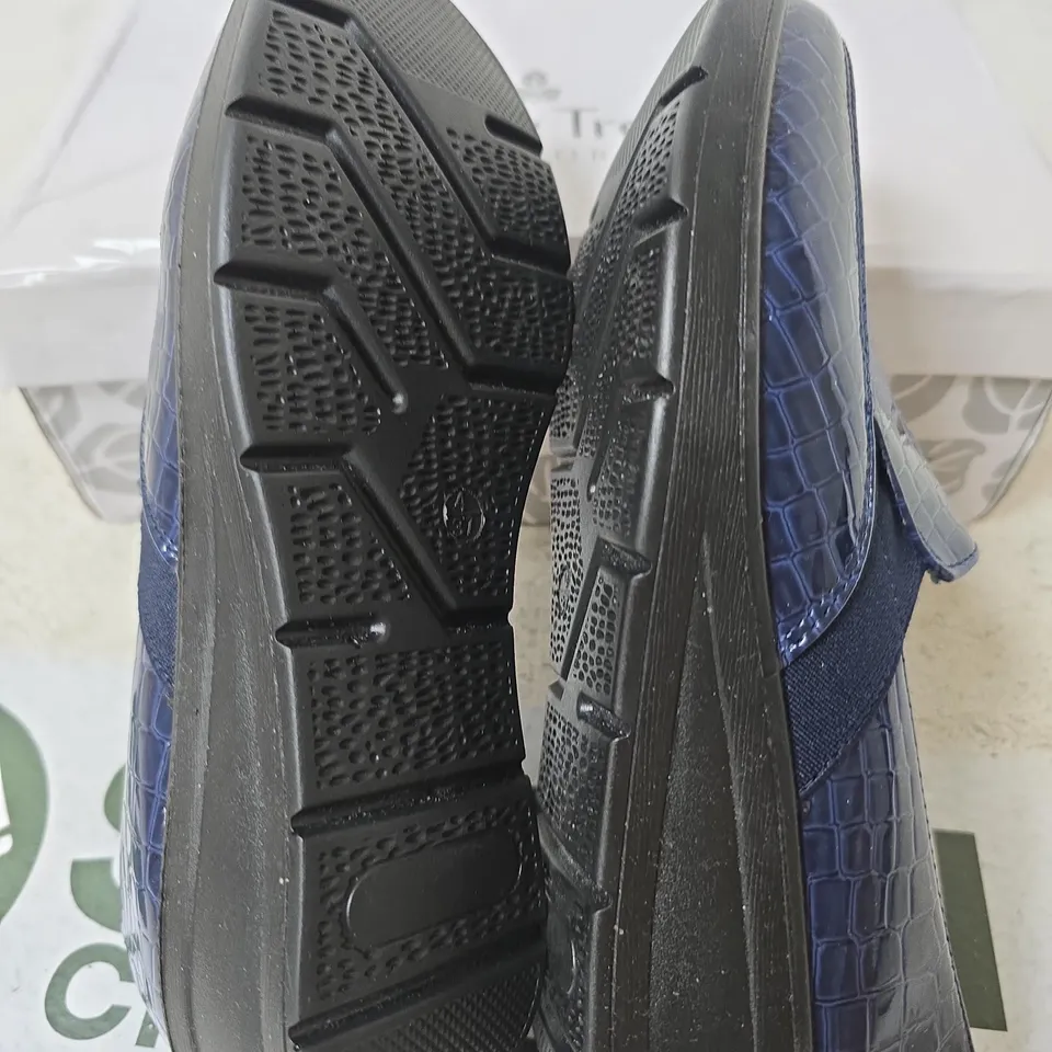 BOXED SHOE TREE COMFORT AGATHA SHOES, NAVY - UK SIZE 4