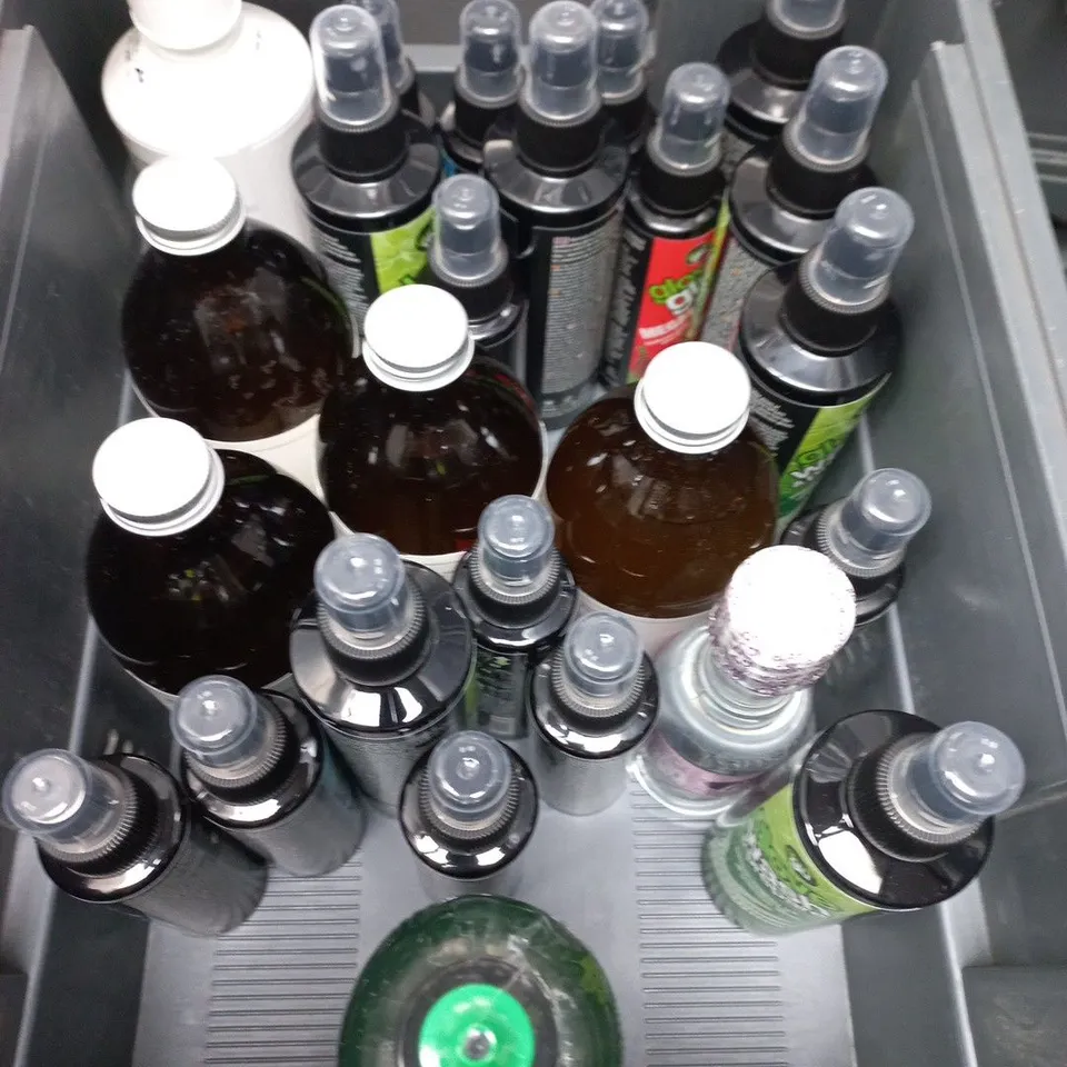 APPROXIMATELY 15 ASSORTED HOUSEHOLD LIQUIDS TO INCLUDE COMFORT FABRIC CONDITIONER, STEAMERY FABRIC SPRAY AND THICK BLEACH