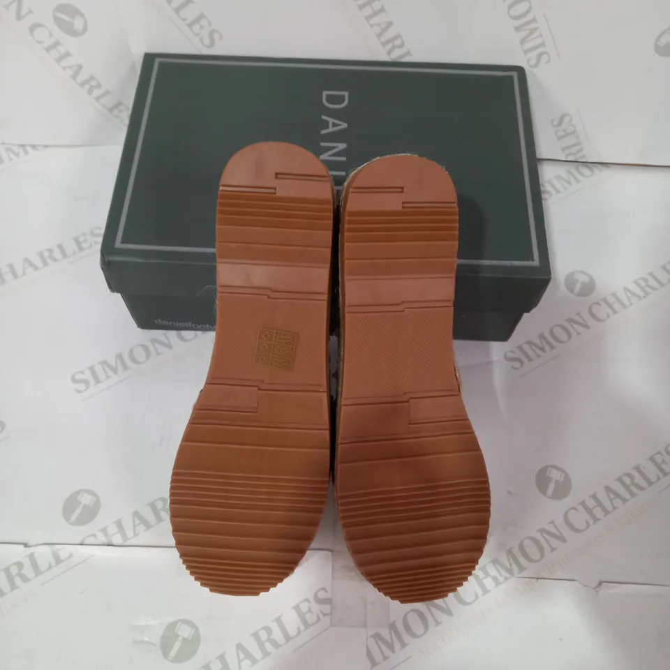 BOXED PAIR OF DANIEL WHITE SLIP ON SHOES SIZE 40