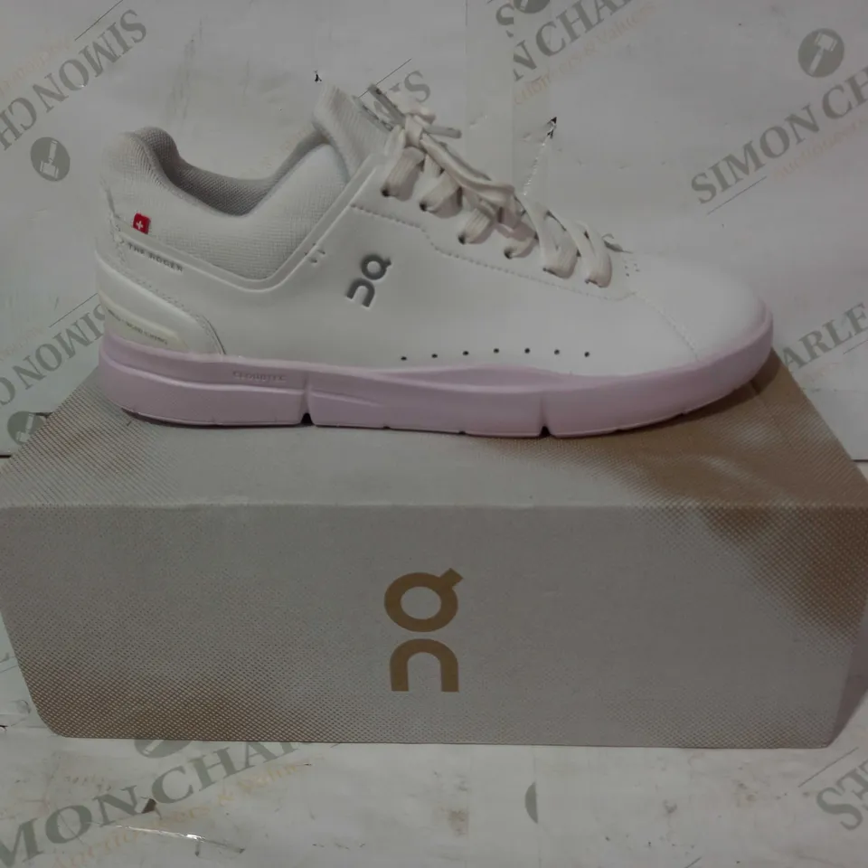BOXED PAIR OF ON TRAINERS IN WHITE/LILY 8.5