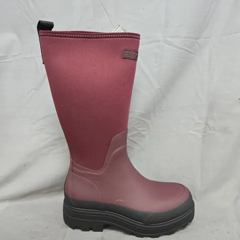 BOXED PAIR OF TRETON SALLA NEO BOOTS IN BURGUNDY SIZE 6