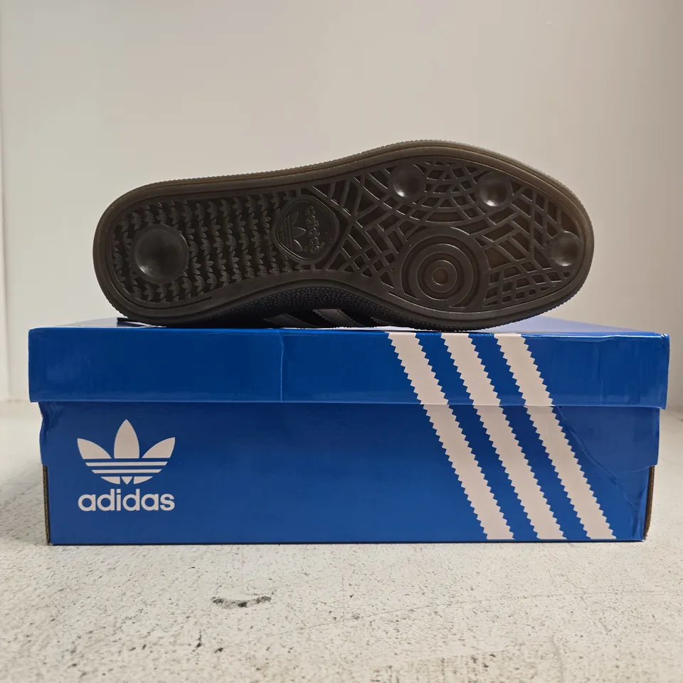 BOXED PAIR OF ADIDAS HANDBALL SPEZIAL TRAINERS IN BLACK/WHITE SIZE UK 4.5