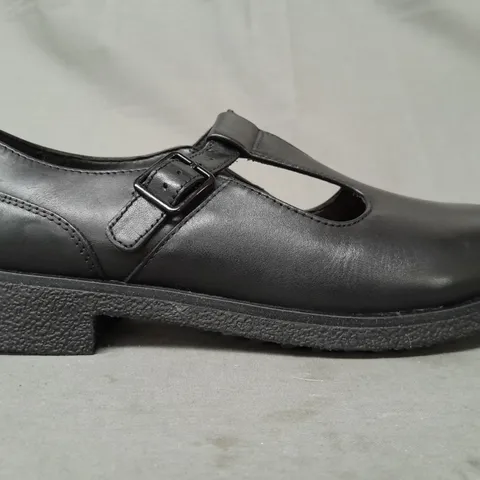 BOXED PAIR OF CLARKS GRIFFIN TOWN SHOES IN BLACK UK SIZE 7