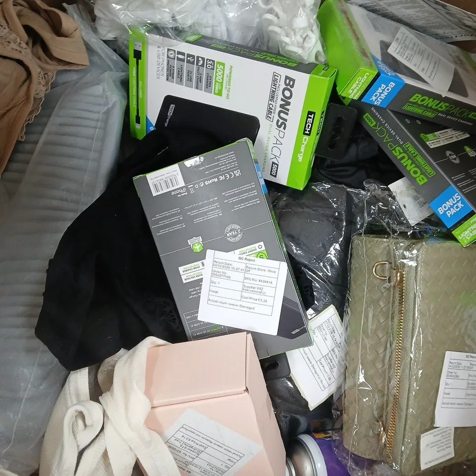 BOX OF APPROXIMATELY 15 ASSORTED HOUSEHOLD ITEMS TO INCLUDE COLLAGEN EYE PATCHES, POWER BANK, ETC