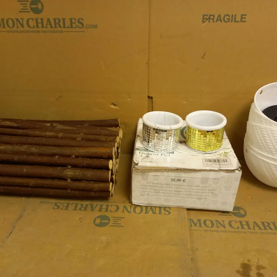 BOX OF APPROX 5 ASSORTED ITEMS TO INCLUDE WOODEN LOG TRELISS, PLASTIC HANGING FLOWER BASKETS, SET OF 4 MINI PLANT POTS
