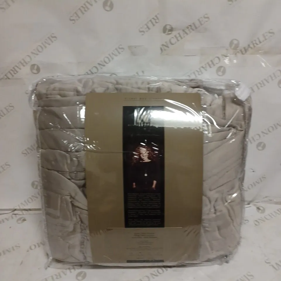 K BY KELLY HOPPEN ABSTRACT GEO BEDSPREAD AND SET OF 2 SHAMS - TAUPE // SIZE: DOUBLE 