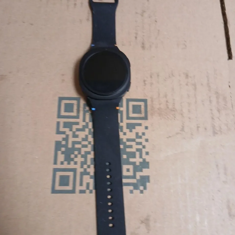 BLACK ROUND SMARTWATCH WITH SILICONE STRAP AND BLUE/ORANGE ACCENTS 