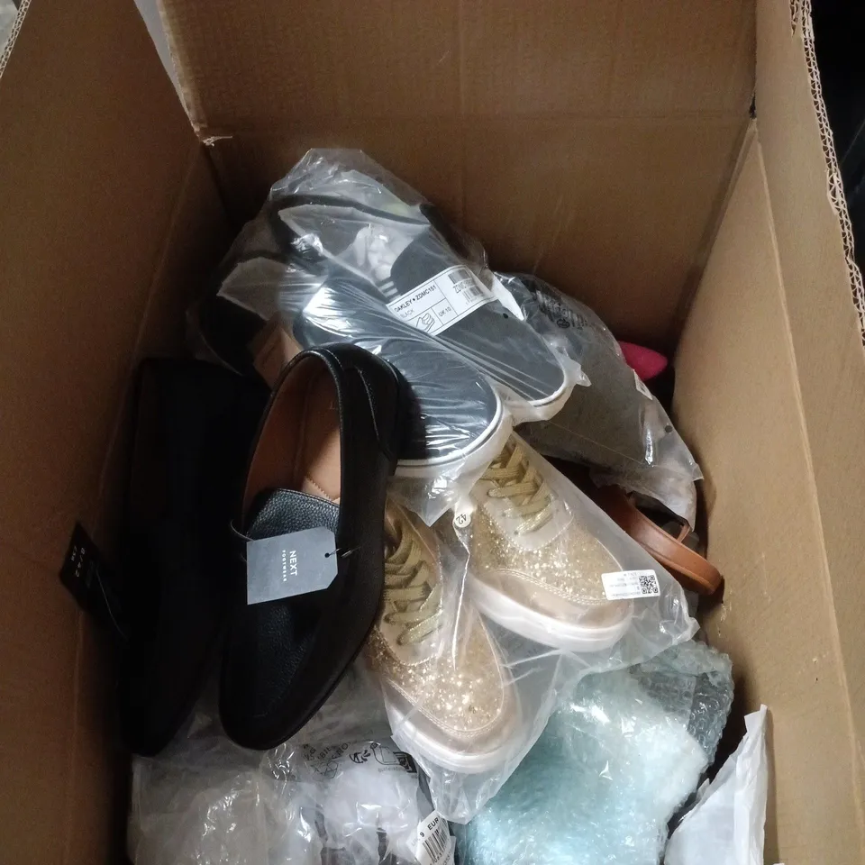 BOX OF APPROXIMATELY 20 ASSORTED FOOTWEAR ITEMS TO INCLUDE SHOES, TRAINERS ETC