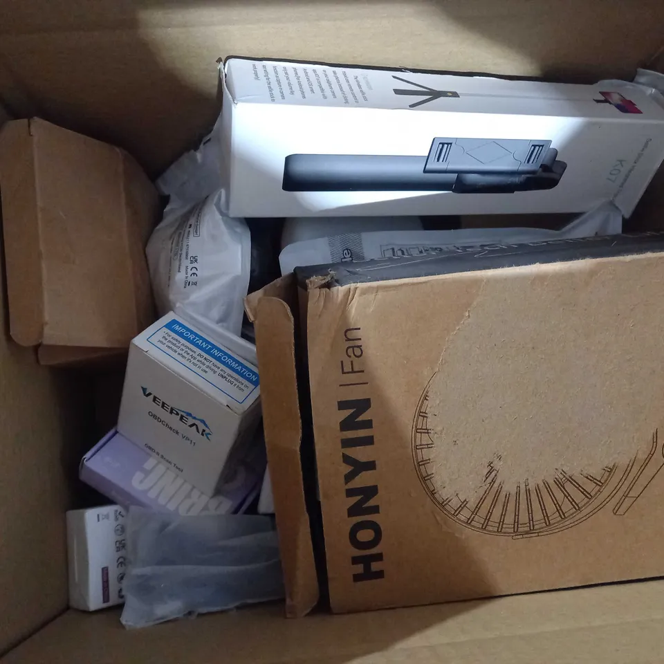 BOX OF APPROXIMATELY 10 ASSORTED HOUSEHOLD ITEMS TO INCLUDE WIRELESS EARBUDS, SOLAR LAMP, RECHARGEABLE BOOK LIGHT, ETC