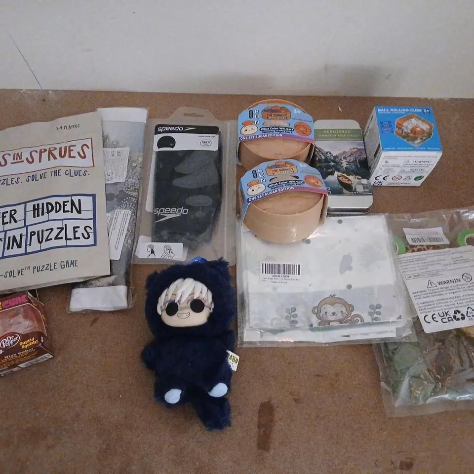 LARGE QUANTITY OF ASSORTED TOYS AND ACCESSORIES TO INCLUDE; BALL ROLLING CUBE, RAINBOW MYSTERY SQUISHY BUN, SPEEDO SWIM HAT AND CLUES IN SPRUES