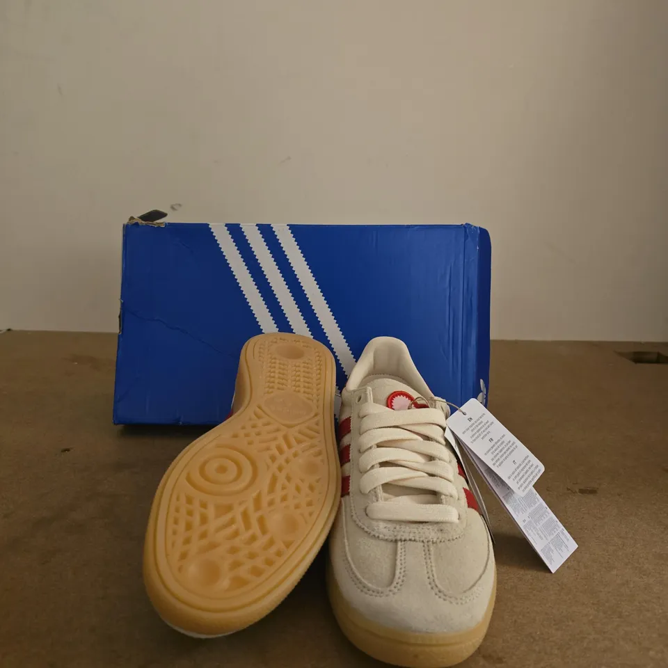 ADIDAS SNEAKERS – WHITE WITH RED 3-STRIPES AND GUM SOLE (BOX INCLUDED) SIZE UK 7