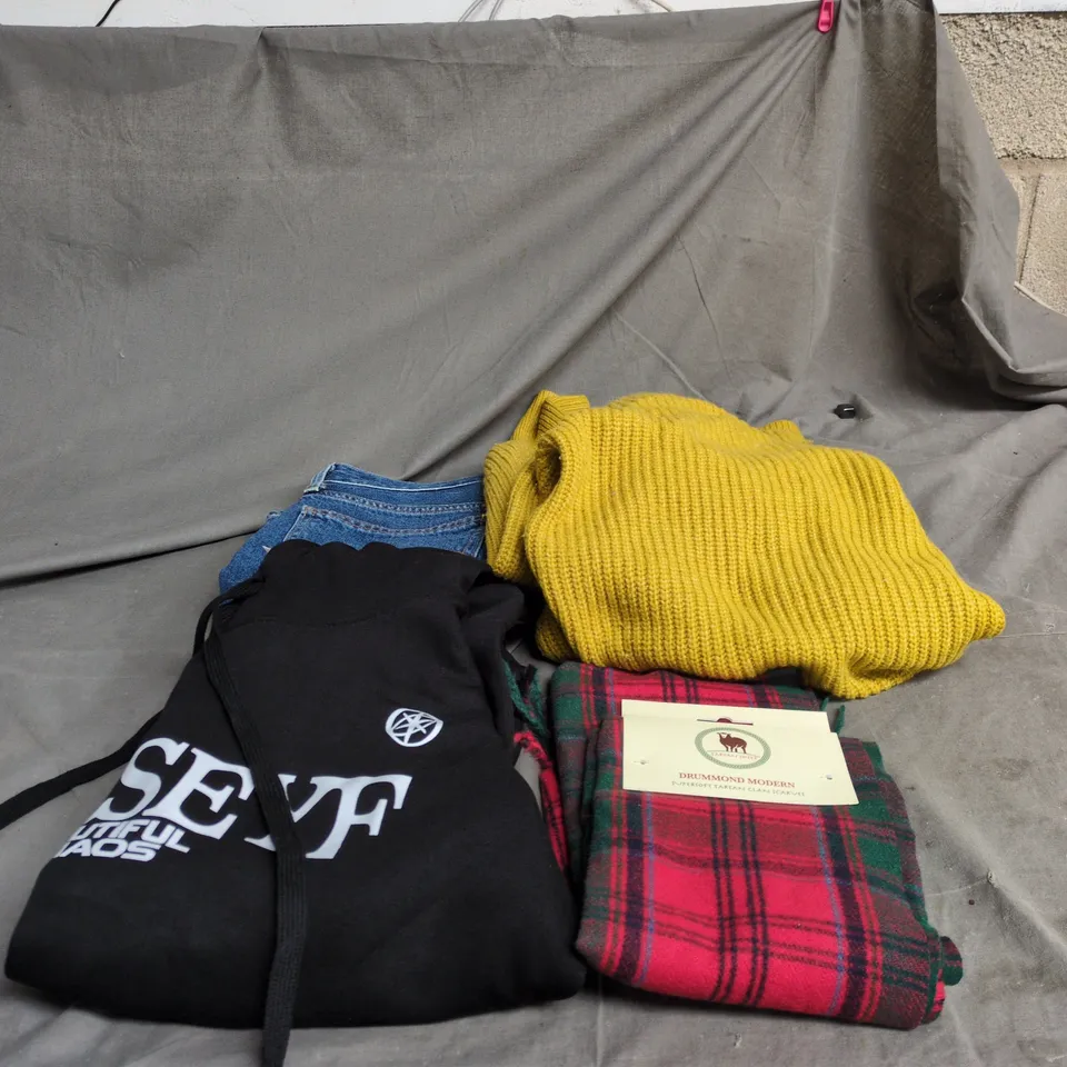 BOX OF APPROXIMATELY 20 ASSORTED CLOTHING ITEMS TO INCLUDE BLACK HOODIE, JEAN SHORTS, MUSTARD KNITTED JUMPER, SCARF ETC