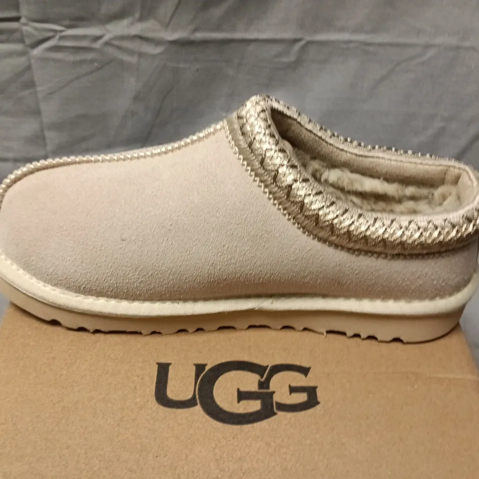 UGG DAKOTA SLIPPERS – BEIGE SUEDE WITH SHEARLING, UK 6