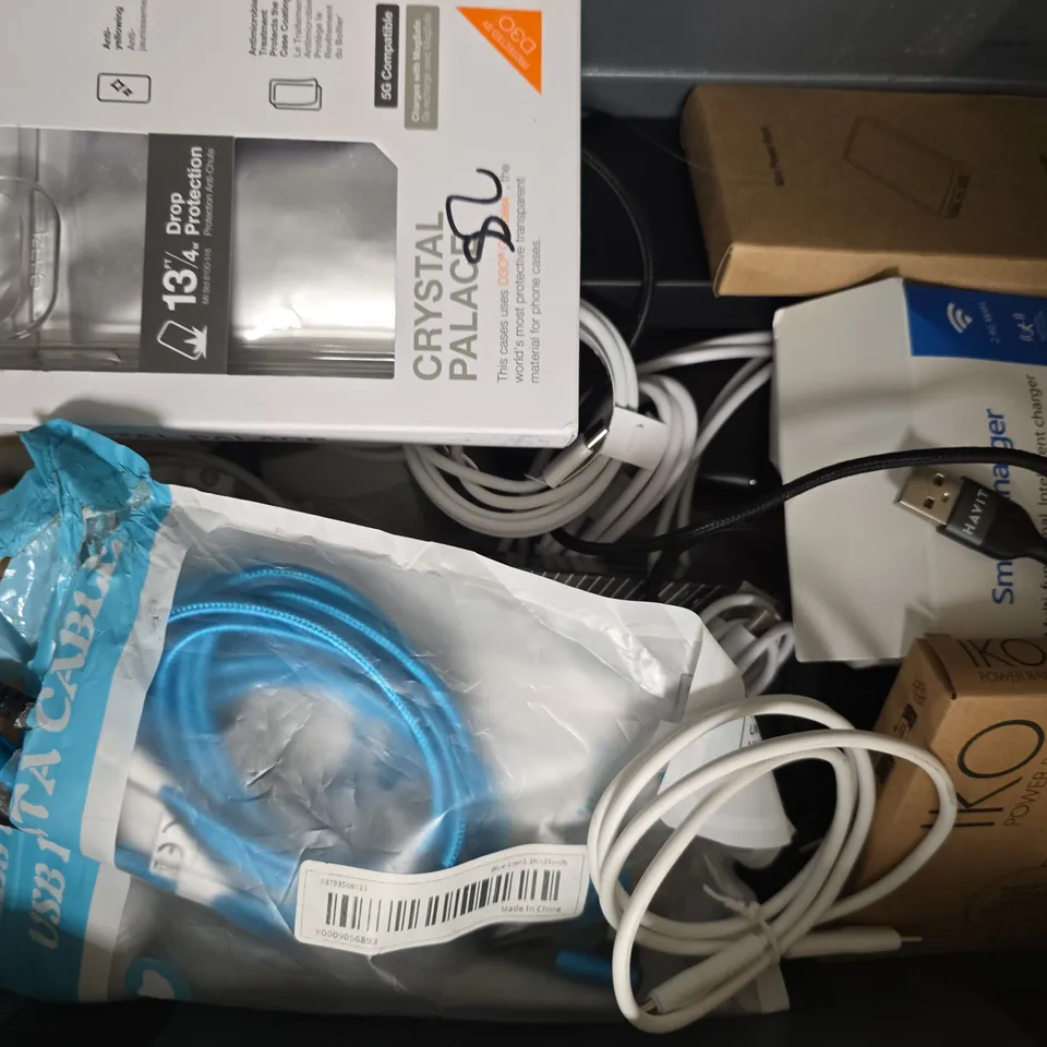 APPROXIMATELY 10 ASSORTED HOUSEHOLD ITEMS TO INCLUDE SCREEN PROTECTOR, POWER BANK, ETC