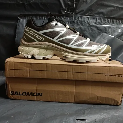 BOXED PAIR OF SALOMON XT-6 RECUT TRAINERS IN WREN/KANGAROO/VANILLA ICE SIZE UK 6