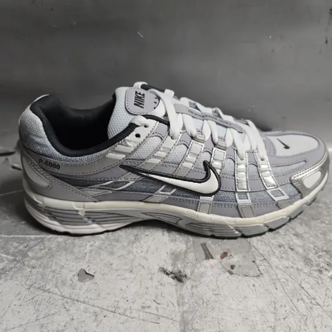 UNBOXED PAIR OF NIKE BOWERMAN SERIES RIDELINER TRAINERS IN SILVER - UK 7.5