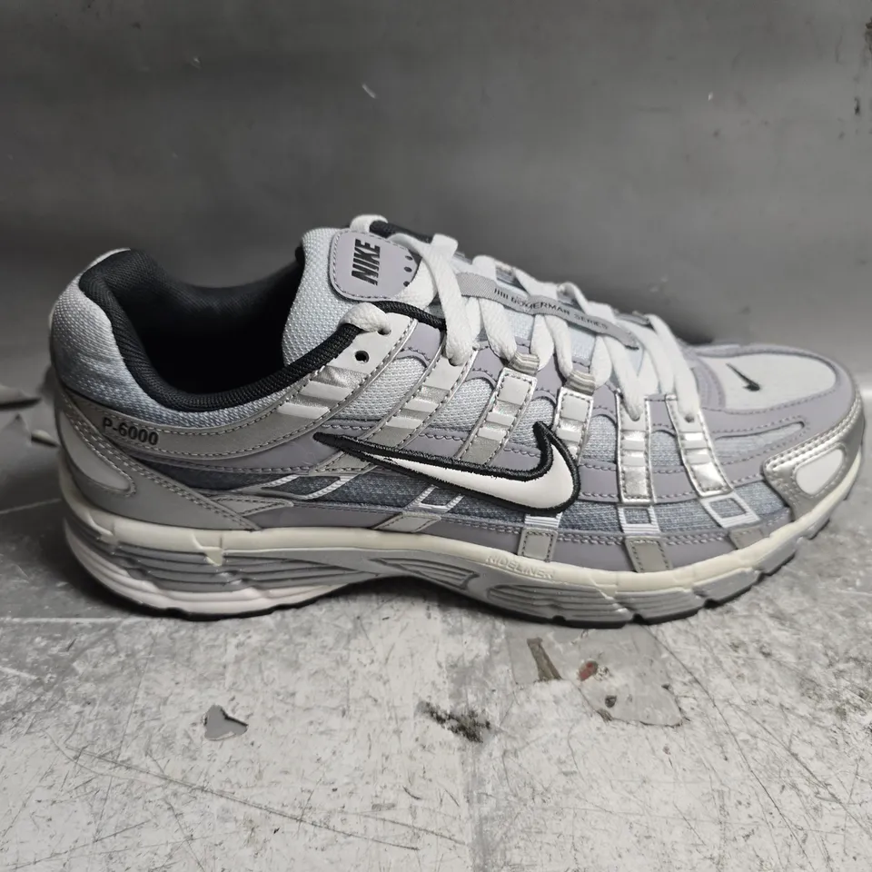 UNBOXED PAIR OF NIKE BOWERMAN SERIES RIDELINER TRAINERS IN SILVER - UK 7.5