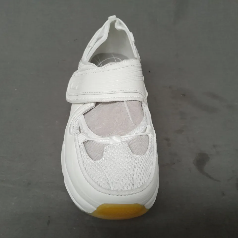 PAIR OF BERSHKA SHOES IN WHITE EU SIZE 40