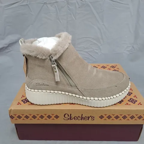 BOXED SKECHERS WILSHIRE SD BOOT – TAUPE FUR-LINED ANKLE BOOT, UK4