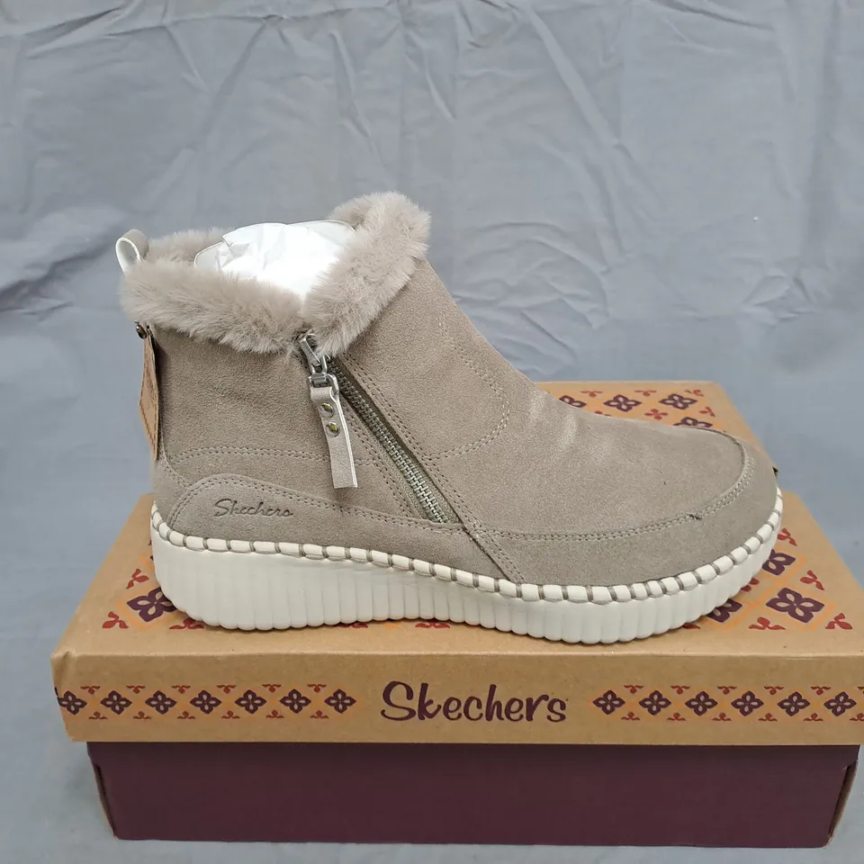 BOXED SKECHERS WILSHIRE SD BOOT – TAUPE FUR-LINED ANKLE BOOT, UK4