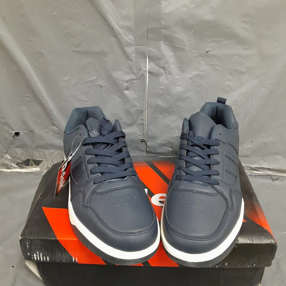 BOX OF RDEK TWIN STRIPE LACE TRAINER SIZE 8 