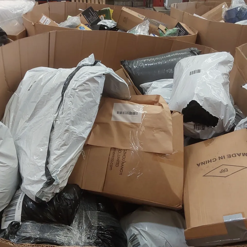 PALLET CONTAINING A VERY LARGE QUANTITY OF ASSORTED PILLOWS AND RELATED BEDDING/COMFORT PRODUCTS ECT