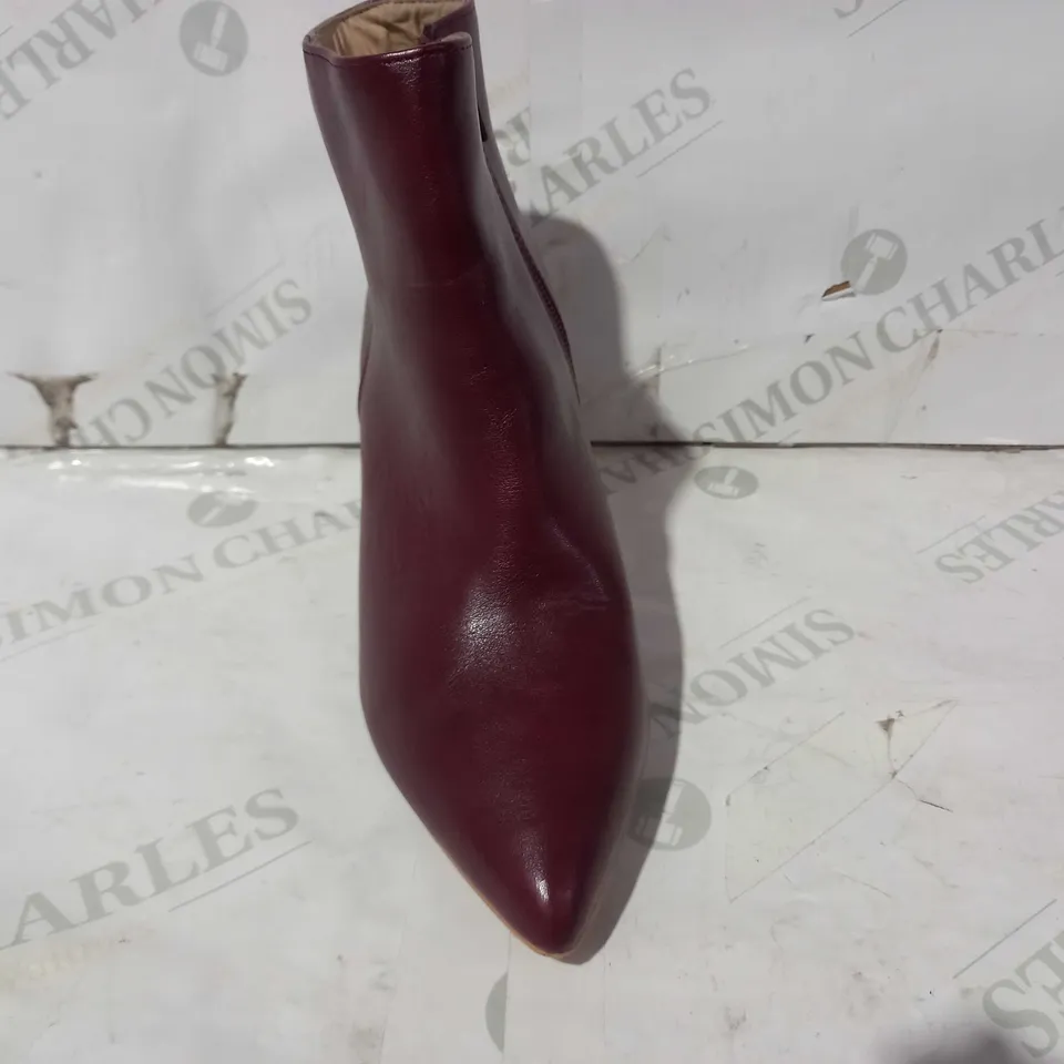 BOXED PAIR OF BISCOTE SMABAR TUBE LEATHER HEELED SHOES IN BURGUNDY EU SIZE 37