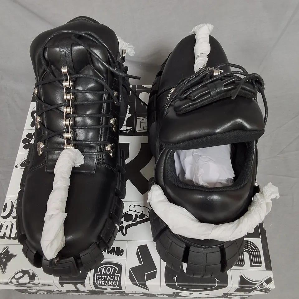 BOXED KOI INVADING RAPTURE MEN'S BIKE CHAIN TREAD TRAINERS IN BLACK - UK 8